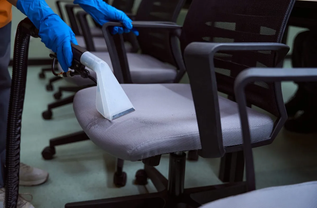 Professionelle Bürostuhlreinigung vor Ort — Sprühextraktion eines Konferenzstuhls durch Just Clean