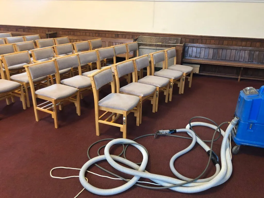Gastro-Bestuhlung im Saal — Reinigung von Bankett- und Polsterstühlen mit Sprühextraktion