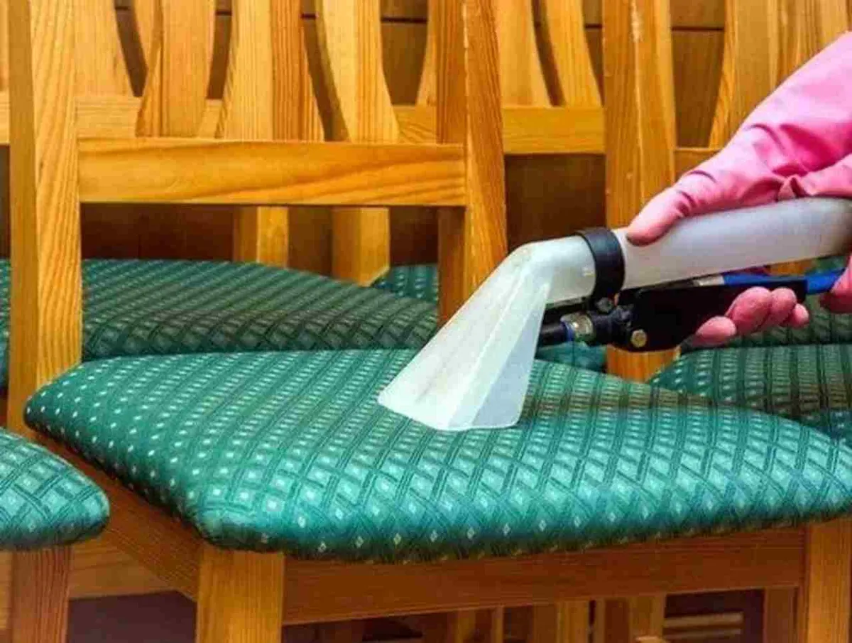 Gastro-Stuhlreinigung vor Ort — Sprühextraktion eines Polster-Restaurantstuhls durch Just Clean