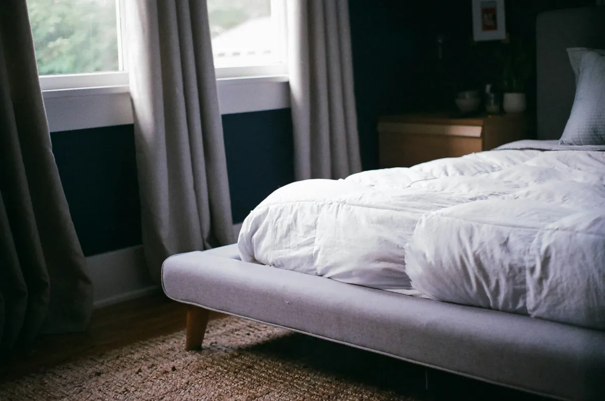 Cleaning a mattress with home remedies: baking soda, vinegar & what really helps