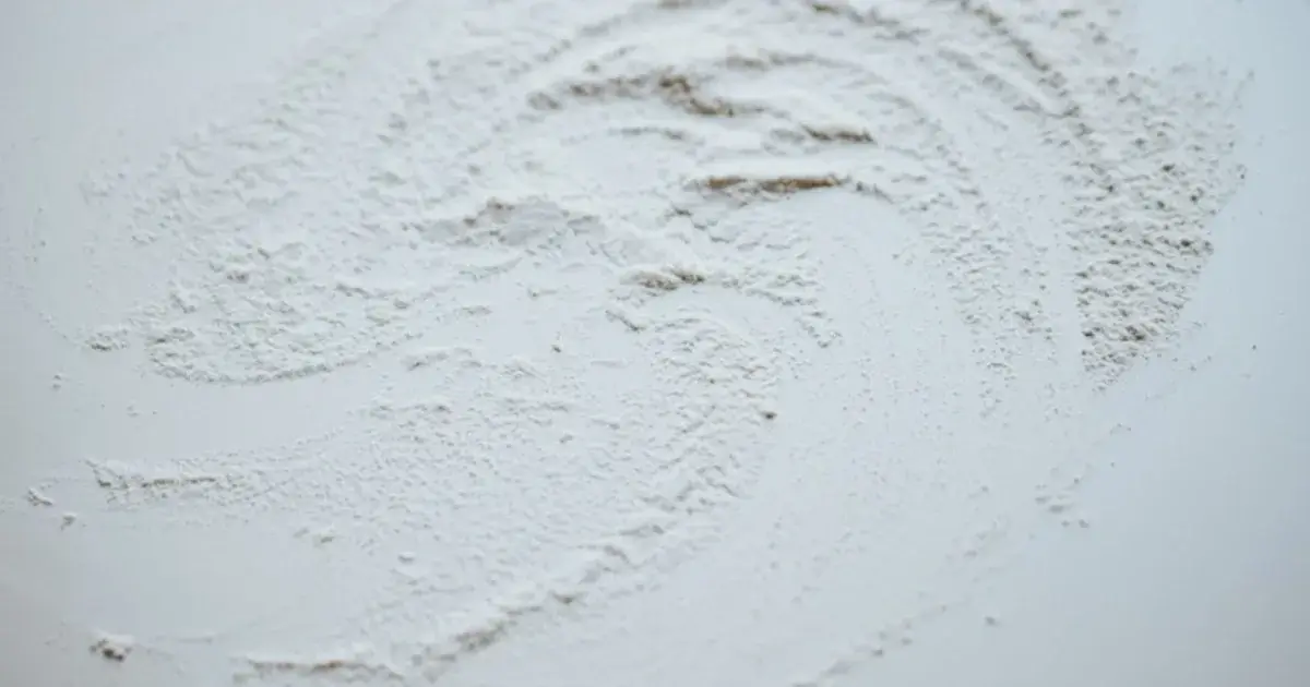 Cleaning a mattress with the home remedy baking soda — white powder on the mattress