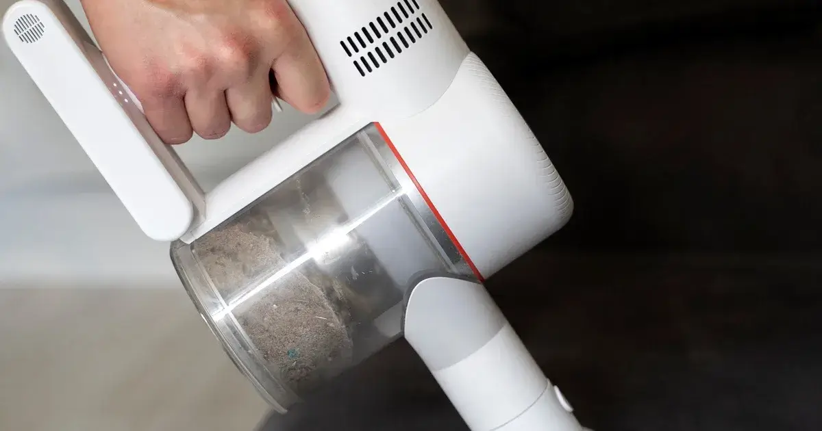 Removing mattress stains — professional deep cleaning with a hand extractor
