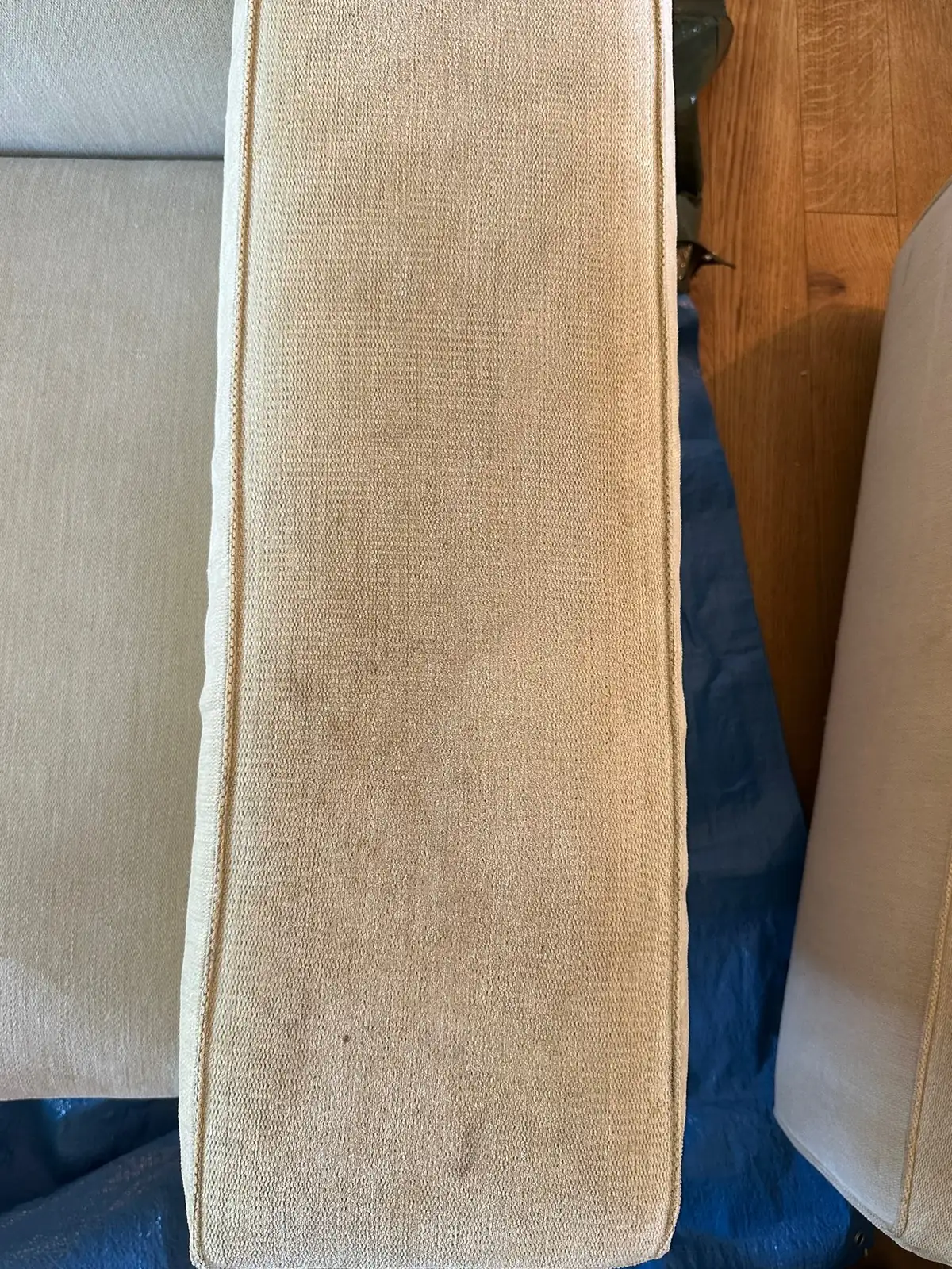 Vergilbte Sofa-Armlehne mit deutlich nachgedunkeltem Stoff vor der Polsterreinigung