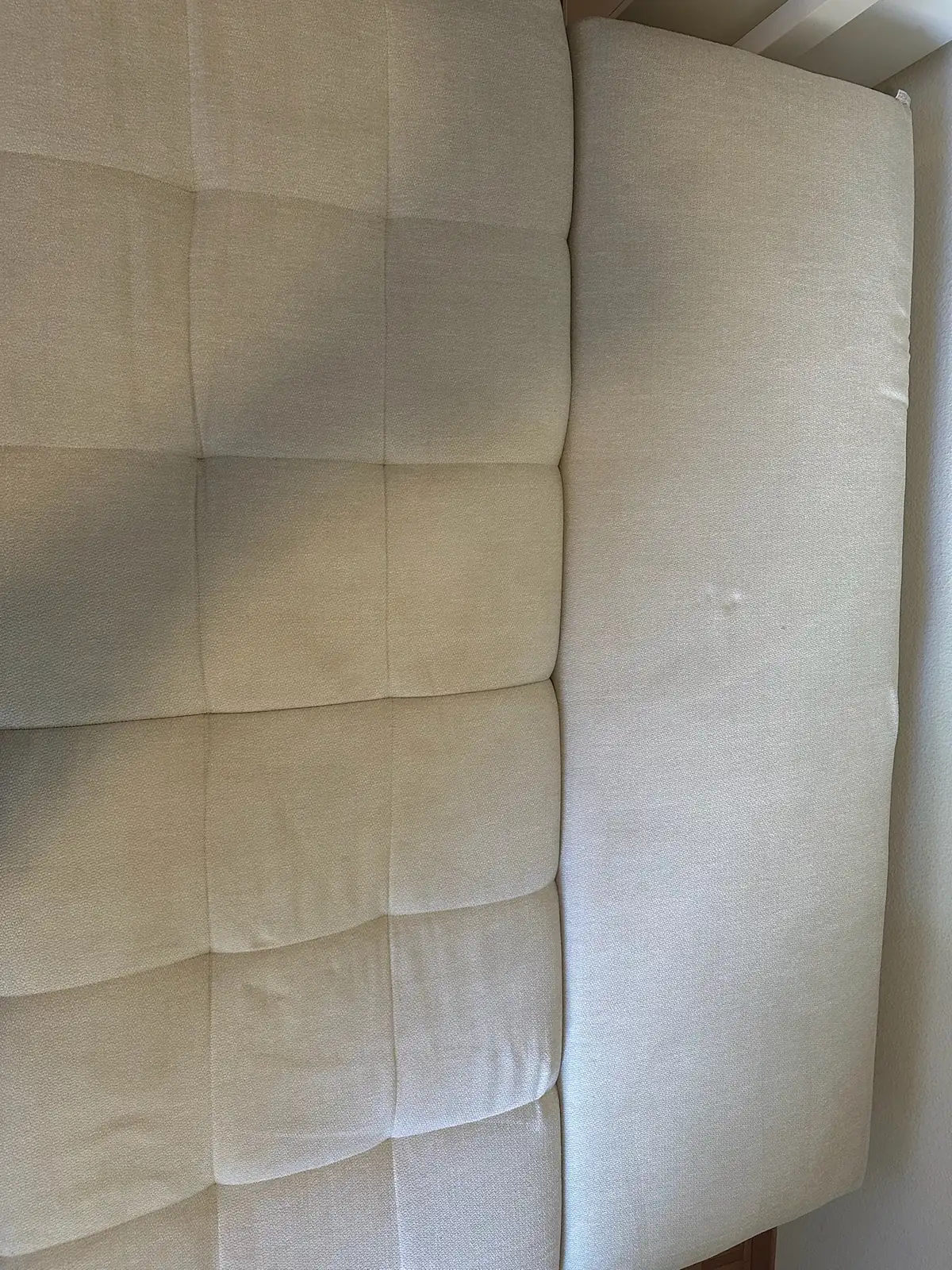 Dasselbe Sofa nach der Sprühextraktion — heller, gleichmässiger Bezug
