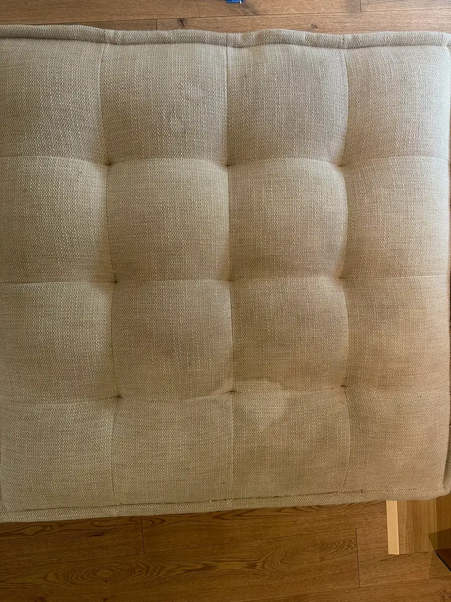 Sitzelement eines Modulsofas mit ungleichmässiger Verfärbung vor der Polsterreinigung