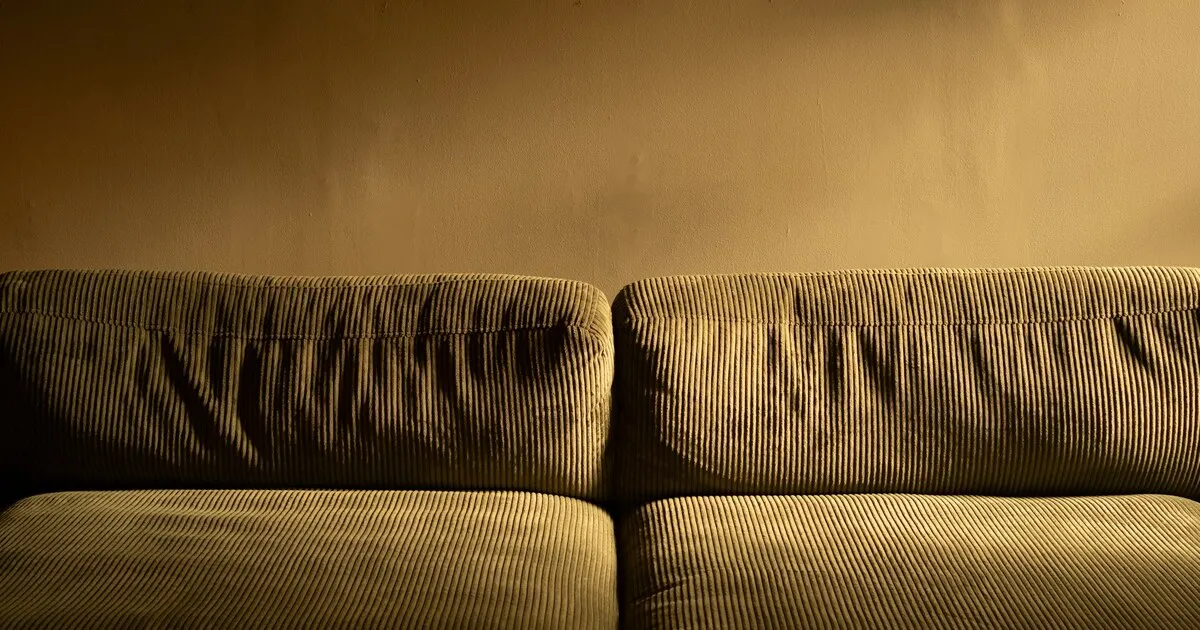 Clean your sofa yourself or call a pro? Cost comparison Switzerland 2026