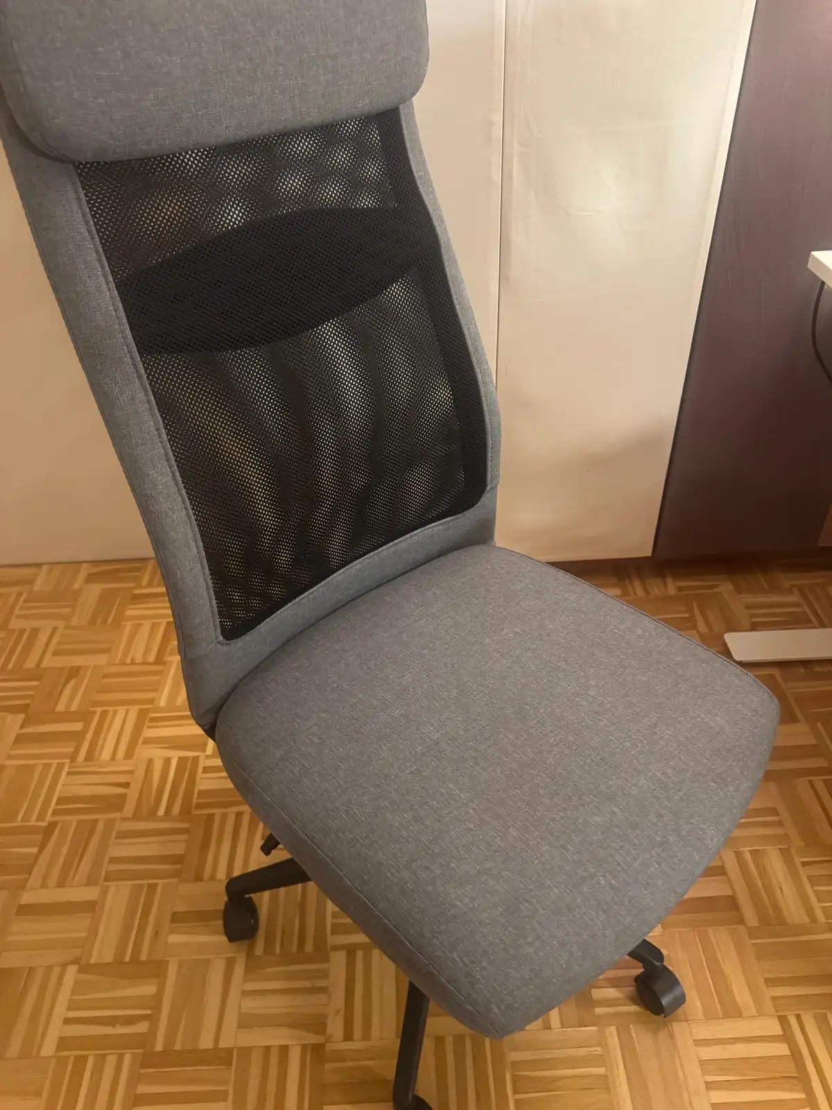 Derselbe Bürostuhl nach der Fleckenbehandlung und Sprühextraktion