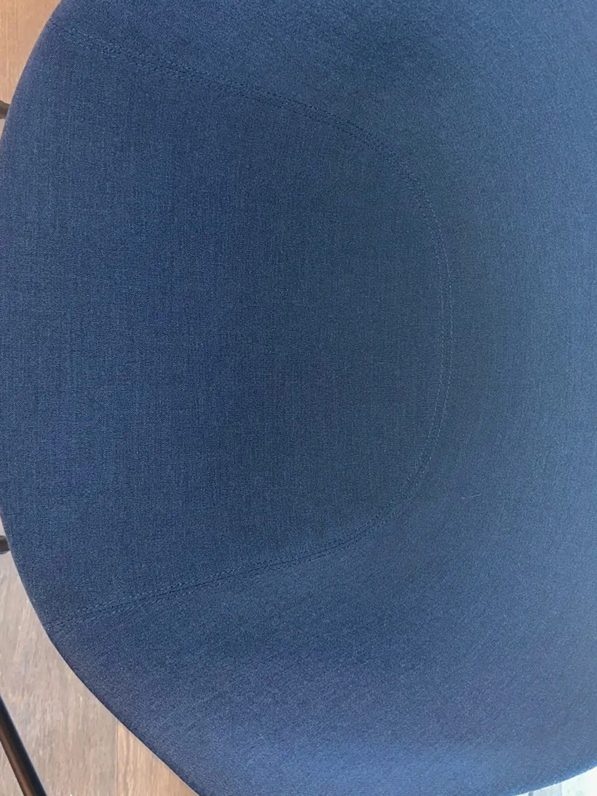 Dieselbe Sitzfläche nach der Sprühextraktion — gleichmässig tiefblauer Stoff