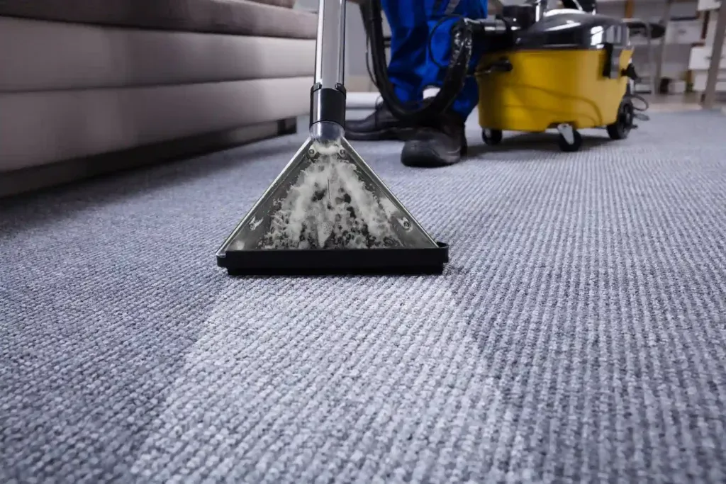 Teppichbodenreinigung im Büro — Sprühextraktion eines Spannteppichs vor Ort durch Just Clean
