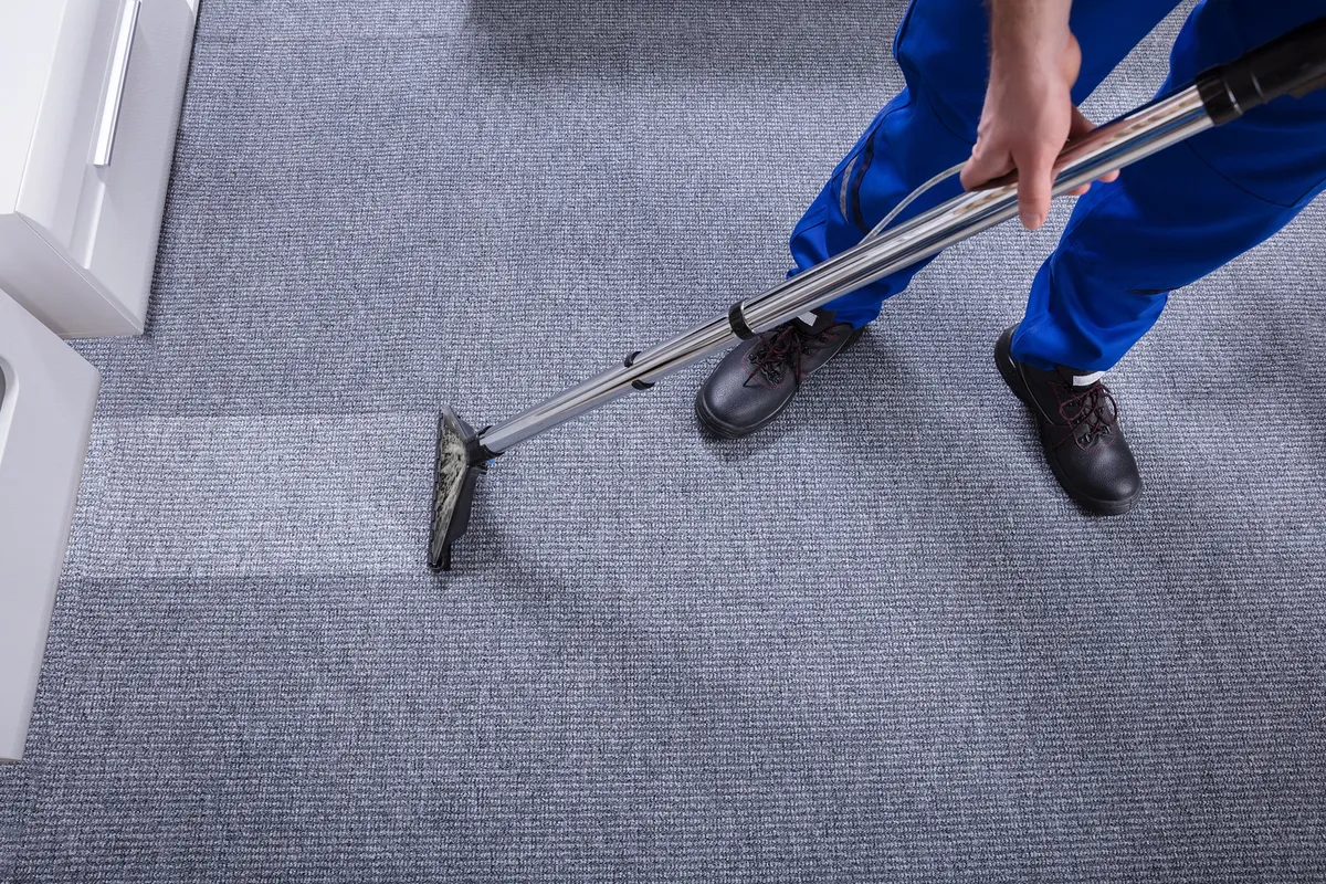 Gewerbliche Teppichbodenreinigung – Tiefenextraktion eines Büro-Spannteppichs durch Just Clean